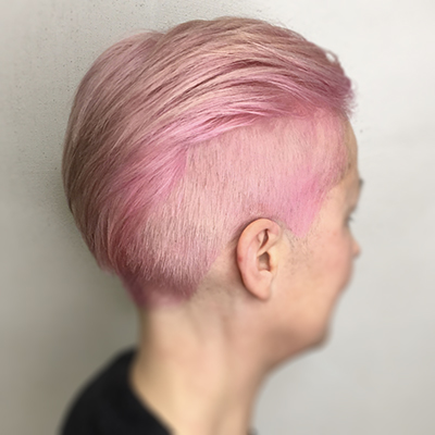 Underbar pastellrosa kort frisyr med attityd av <i>STRåH Studio</i>